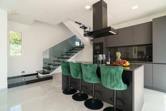 Thumbnail von Moderne Villa mit Swimmingpool und Meerblick in ruhiger Umgebung