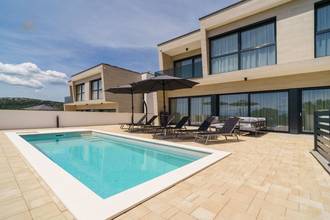 Thumbnail von Moderne Villa mit Swimmingpool und Meerblick in ruhiger Umgebung