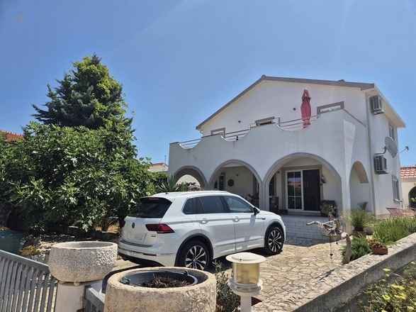Haus mit zwei Wohnungen nahe dem Meer, Region Rogoznica