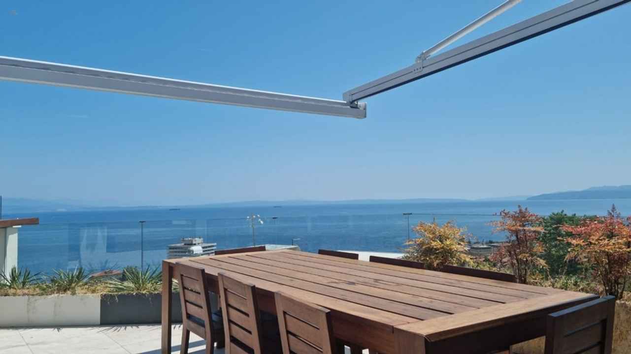 Luxuriöses Penthouse mit privater Dachterrasse und traumhaftem Meerblick