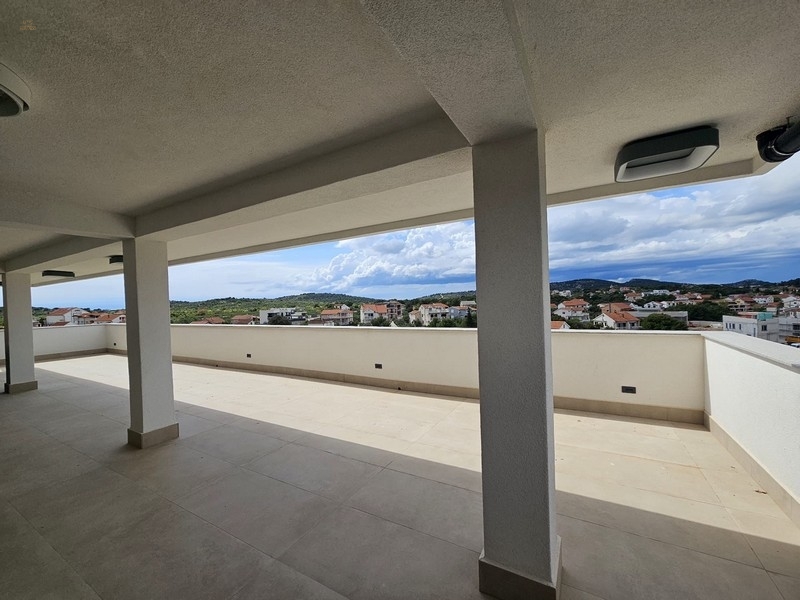 Modernes Penthouse mit Dachterrasse und Meerblick