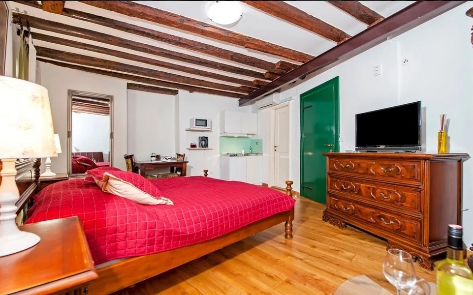 Thumbnail von Stadthaus mit 4 Studios und einer Dachterrasse mit Meerblick