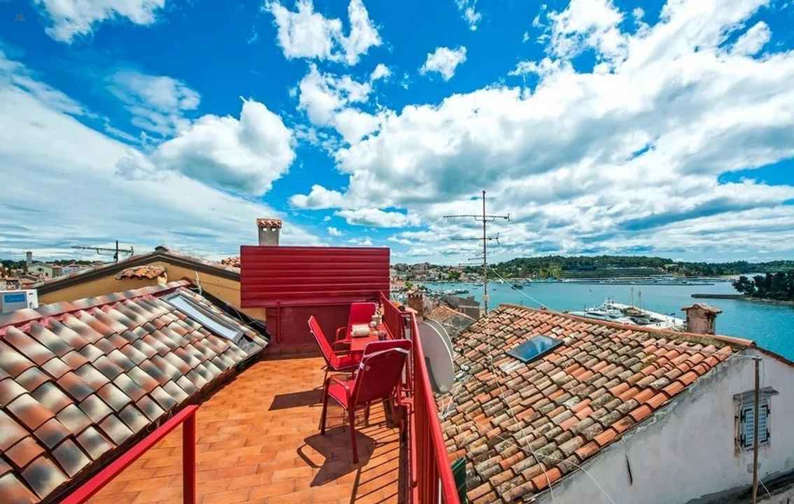 Deniz Manzaralı Çatı Terası ve 4 Stüdyo ile Şehir Evi