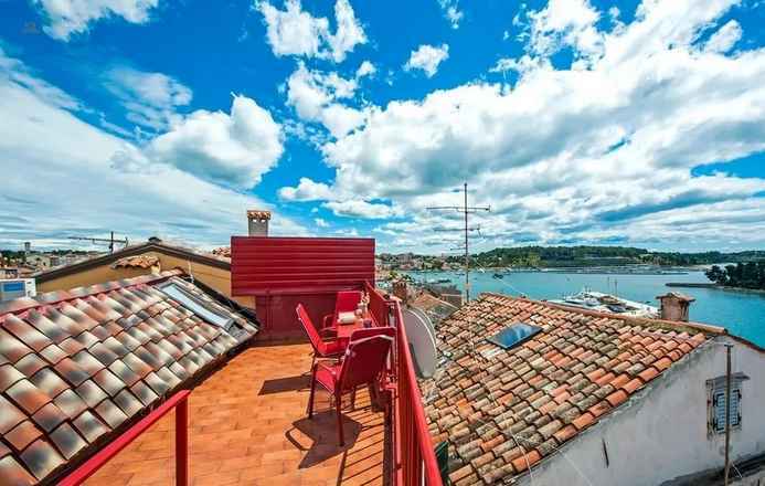 Stadthaus mit 4 Studios und einer Dachterrasse mit Meerblick