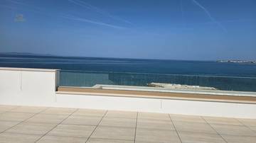 Modernes Penthouse mit Dachterrasse in der 1. Reihe zum Meer