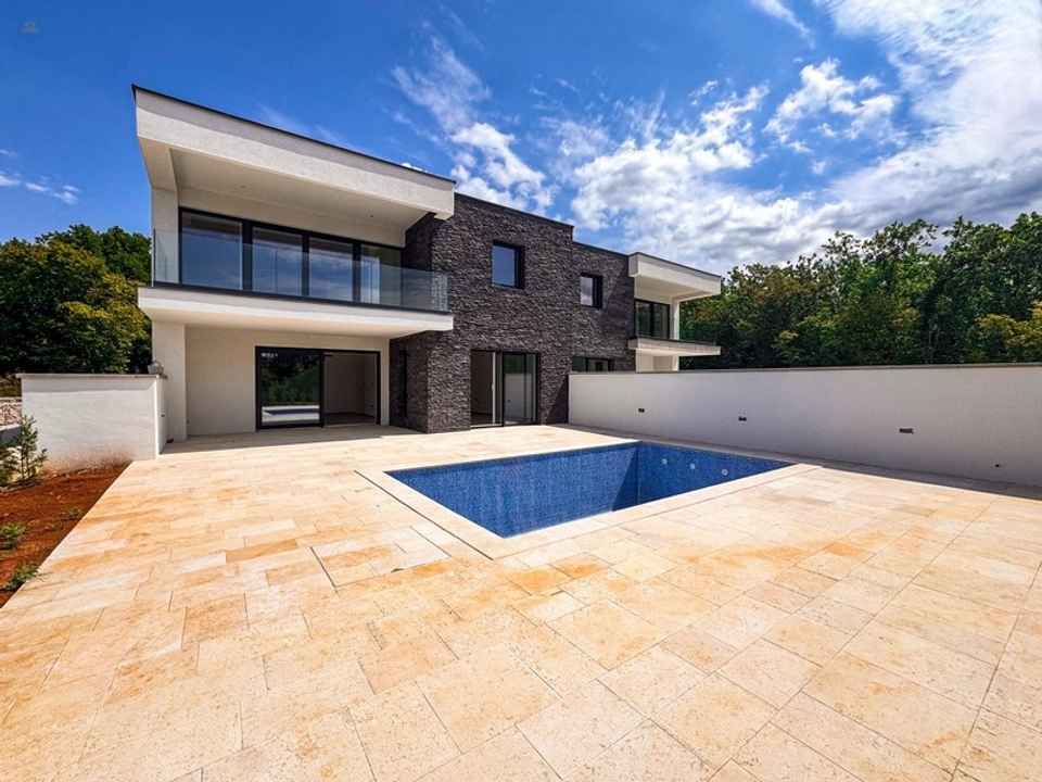 Maisonettewohnung mit Garten und Swimmingpool