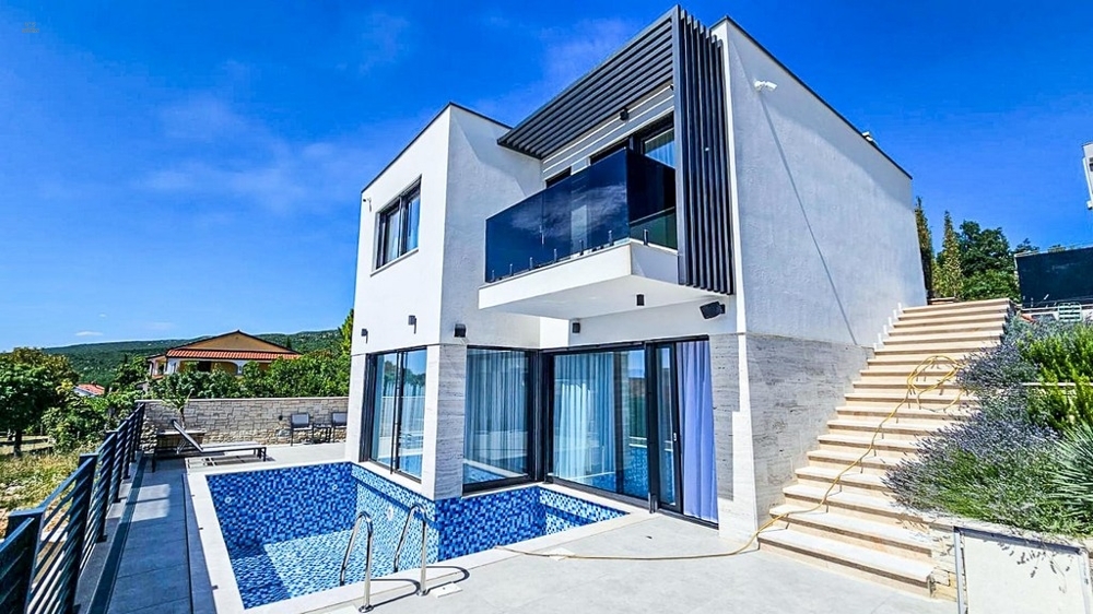 Havuzlu ve güzel deniz manzaralı modern villa