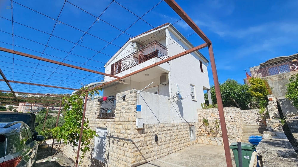 Haus in idyllischer Lage nahe dem Meer, Region Rogoznica