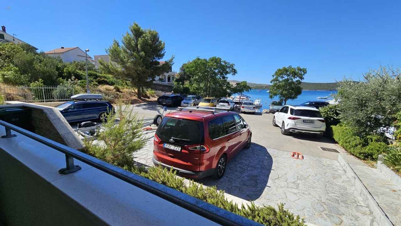 Möblierte Erdgeschosswohnung in der 1. Reihe zum Meer