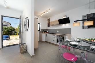 Thumbnail von Modernes Reihenhaus mit Pool, Region Porec