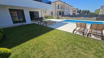 Thumbnail von Moderne Erdgeschosswohnung mit Pool und Garten