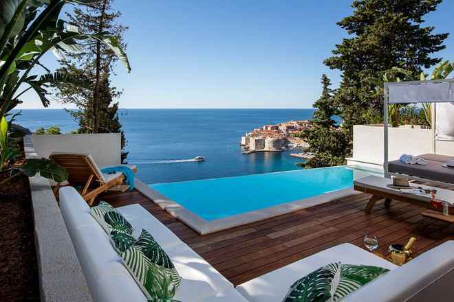 Luxusvilla in außergewöhnlicher Lage mit Blick auf die Altstadt und das Meer
