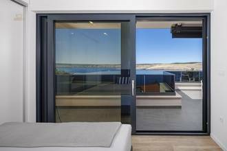 Thumbnail von Moderne Villa mit Pool und Meerblick