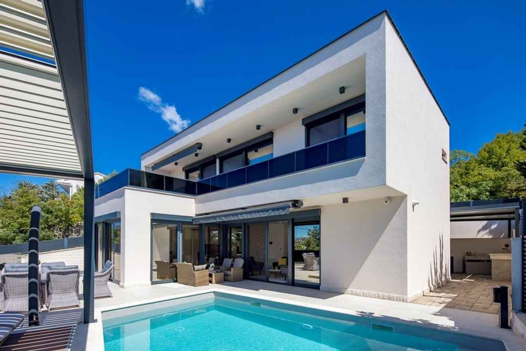 Moderne Villa mit Pool und Meerblick