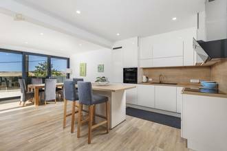 Thumbnail von Moderne Villa mit Pool und Meerblick