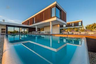Moderne Villa mit Infinity-Pool und Panorama-Meerblick