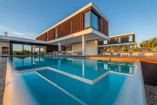 Moderne Villa mit Infinity-Pool und Panorama-Meerblick