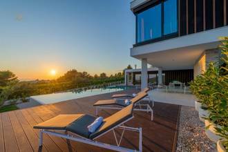 Thumbnail von Moderne Villa mit Infinity-Pool und Panorama-Meerblick