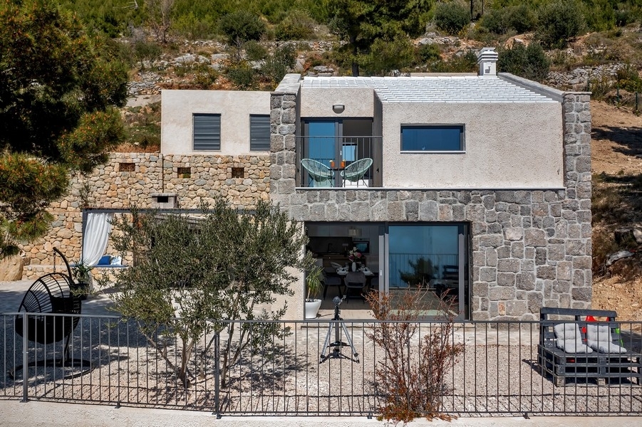 Moderne Steinvilla mit Swimmingpool und Meerblick