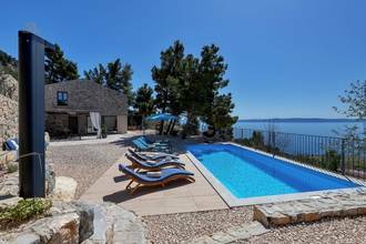 Thumbnail von Moderne Steinvilla mit Swimmingpool und Meerblick