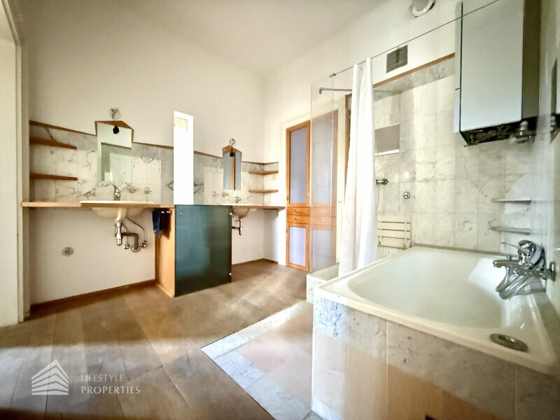 Thumbnail von Helle Wohnung mit Balkon auf ganzer Etage zzgl. Rohdachboden, Nähe Einsiedlerpark