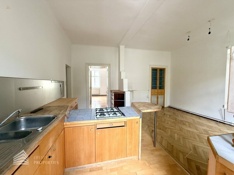 Thumbnail von Helle Wohnung mit Balkon auf ganzer Etage zzgl. Rohdachboden, Nähe Einsiedlerpark