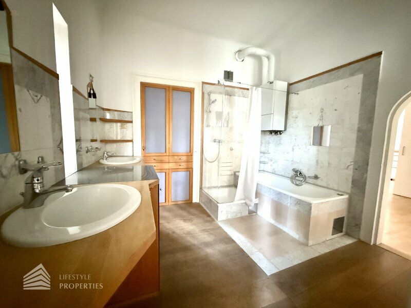 Thumbnail von Helle Wohnung mit Balkon auf ganzer Etage zzgl. Rohdachboden, Nähe Einsiedlerpark