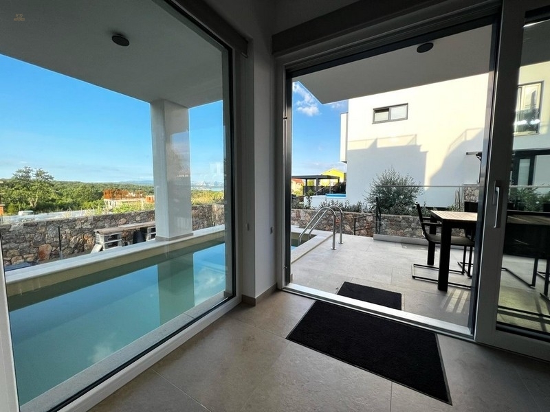 Moderne Maisonettewohnung mit Garten und Swimmingpool