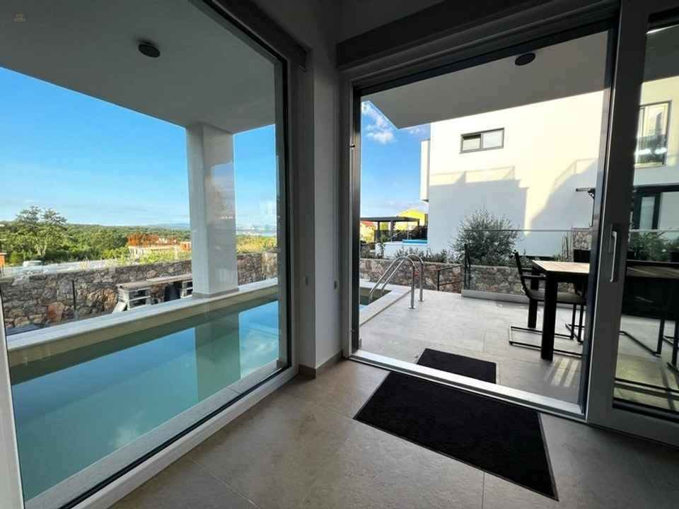 Moderne Maisonettewohnung mit Garten und Swimmingpool