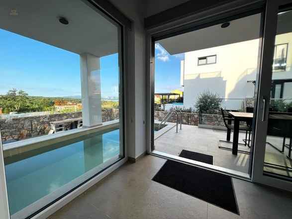 Moderne Maisonettewohnung mit Garten und Swimmingpool