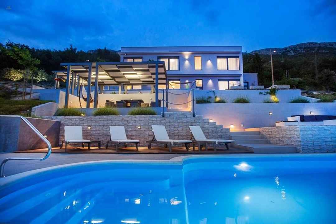 Moderne Luxusvilla mit Pool und Meerblick, Region Split