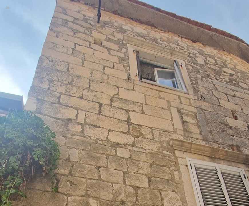 Traditionelles Steinhaus zur kompletten Sanierung