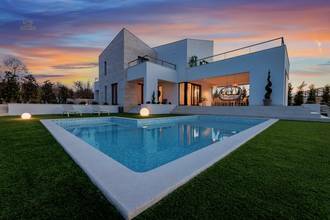 Thumbnail von Moderne Luxusvilla mit Pool und Meerblick