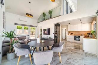 Thumbnail von Moderne Villa mit Infinity-Pool und Panorama-Meerblick