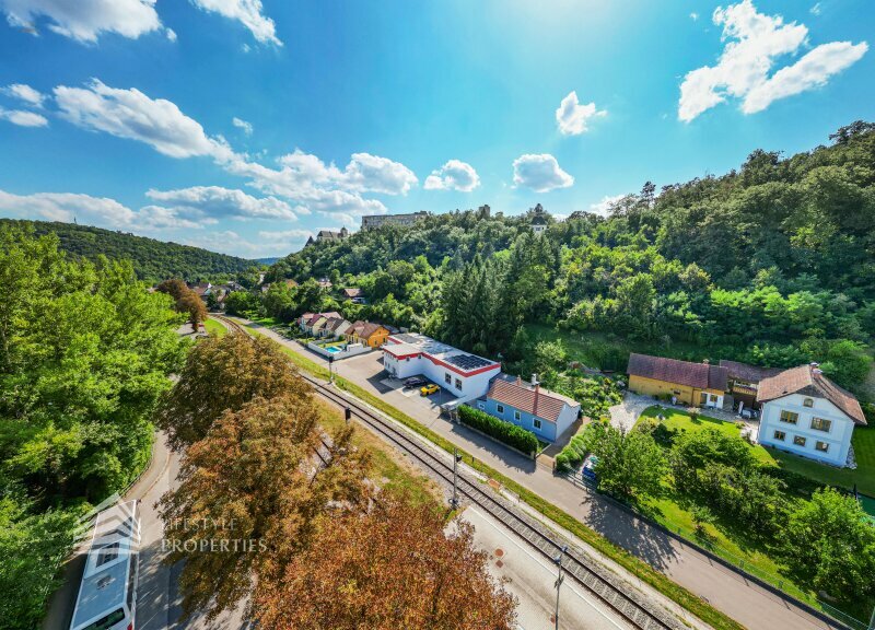 Thumbnail von Attraktives Gewerbejuwel: Lagerhalle + Büroflächen mit Photovoltaik direkt am Bahnhof