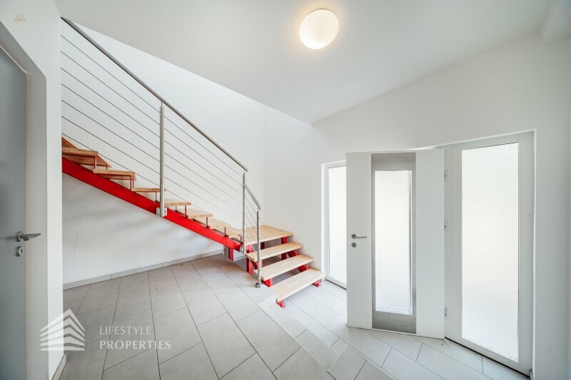 Thumbnail von Attraktives Gewerbejuwel: Lagerhalle + Büroflächen mit Photovoltaik direkt am Bahnhof