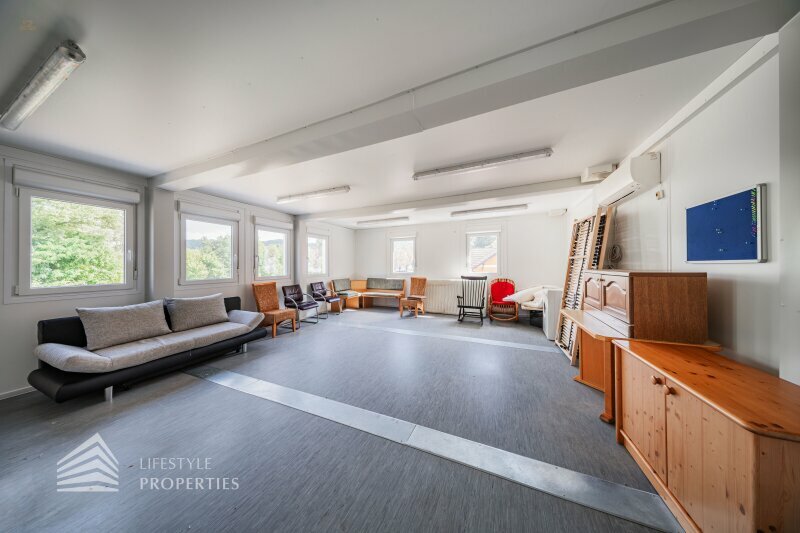 Thumbnail von Attraktives Gewerbejuwel: Lagerhalle + Büroflächen mit Photovoltaik direkt am Bahnhof