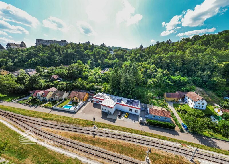 Thumbnail von Attraktives Gewerbejuwel: Lagerhalle + Büroflächen mit Photovoltaik direkt am Bahnhof