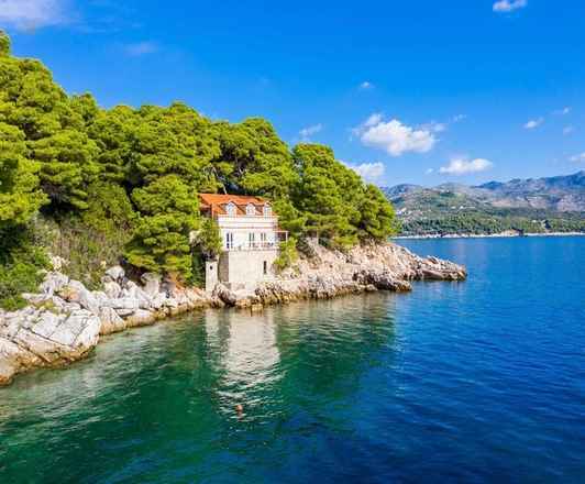 Mediterrane Villa in außergewöhnlicher Lage direkt am Wasser - zur Renovierung