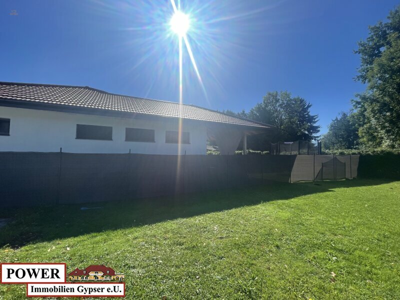 Thumbnail von Neuwertiger Bungalow in unschlagbarer Lage, zentral, umgeben von Grünland in Bachnähe!