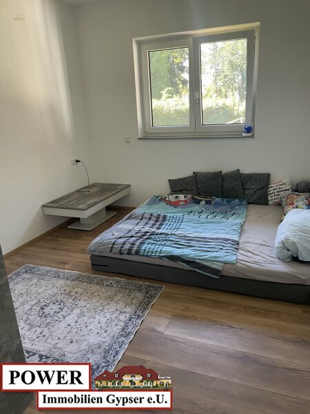 Thumbnail von Neuwertiger Bungalow in unschlagbarer Lage, zentral, umgeben von Grünland in Bachnähe!