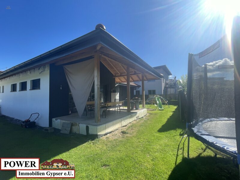 Thumbnail von Neuwertiger Bungalow in unschlagbarer Lage, zentral, umgeben von Grünland in Bachnähe!