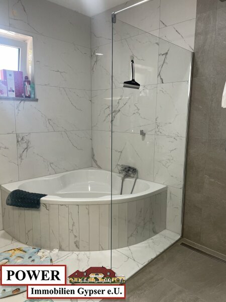 Thumbnail von Neuwertiger Bungalow in unschlagbarer Lage, zentral, umgeben von Grünland in Bachnähe!