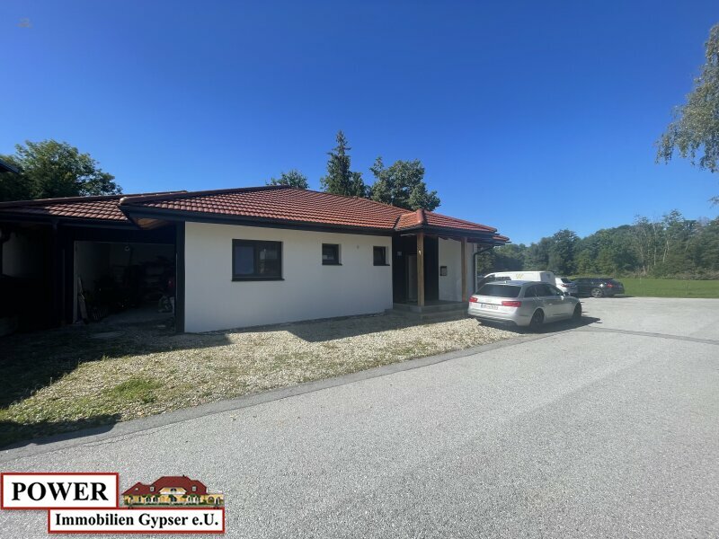 Thumbnail von Neuwertiger Bungalow in unschlagbarer Lage, zentral, umgeben von Grünland in Bachnähe!