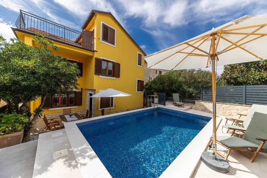 Gepflegtes Haus mit Nebengebäude und Pool