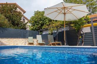 Thumbnail von Gepflegtes Haus mit Nebengebäude und Pool