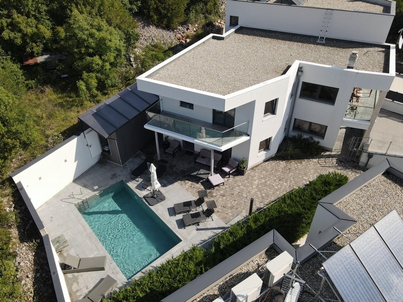 Moderne Villa mit Swimmingpool (2 Wohneinheiten)