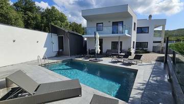 Thumbnail von Moderne Villa mit Swimmingpool (2 Wohneinheiten)