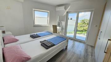 Thumbnail von Moderne Villa mit Swimmingpool (2 Wohneinheiten)