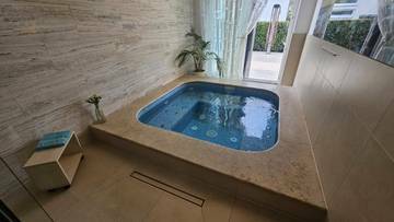 Thumbnail von Moderne Luxusvilla mit Pool und Meerblick